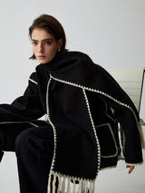 Cape-Mantel kombiniert mit Stiefeln für eleganten City-Look

