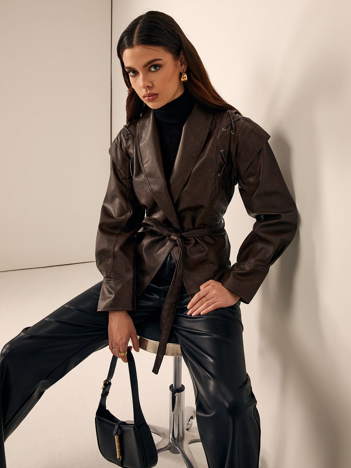 Lederjacke Damen braun mit Schnürdetails an den Schultern und Gürtel