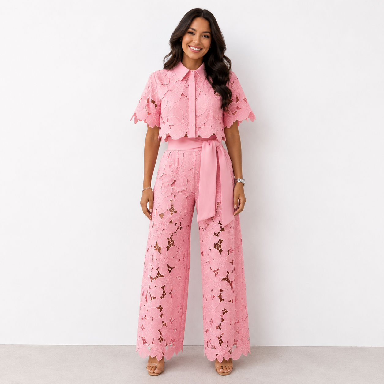 Talaine Marlene Zweiteiler mit Blumenspitze in Rosa, cropped Bluse und fließende Hose