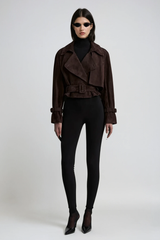 Dunkelbraune Suede-Look Jacke – Modell in kompletter City-Look
