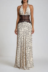 Modell in Zelvani Maxikleid mit Punkte-Print und Neckholder, Frontansicht zweite Pose