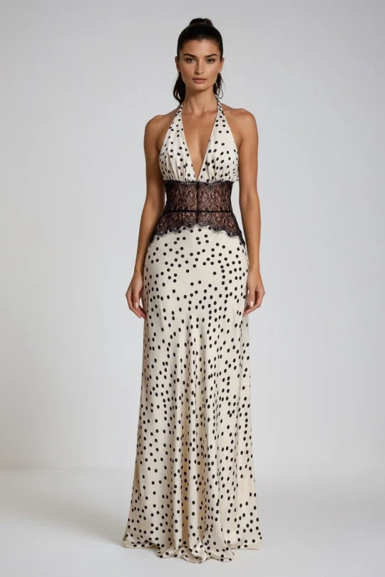 Modell trägt Zelvani Maxikleid in Creme mit schwarzen Punkten, Neckholder und Spitzen-Taille – elegante Frontansicht