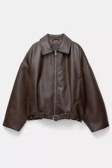 nahaufnahme dunkelbraune jacke mit kragen, zip und taillengürtel