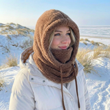 brauner teddy hood schal mit kapuze und kordelzug bei winterspaziergang