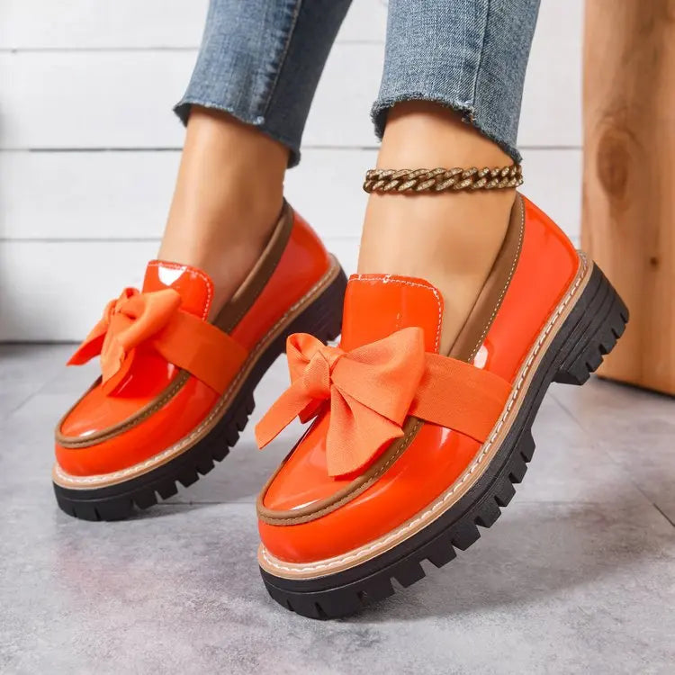 Damen Loafer mit Schleifendetail kombiniert mit Jeans