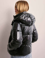 nahaufnahme schwarze pufferjacke mit glänzendem stoff und reißverschluss
