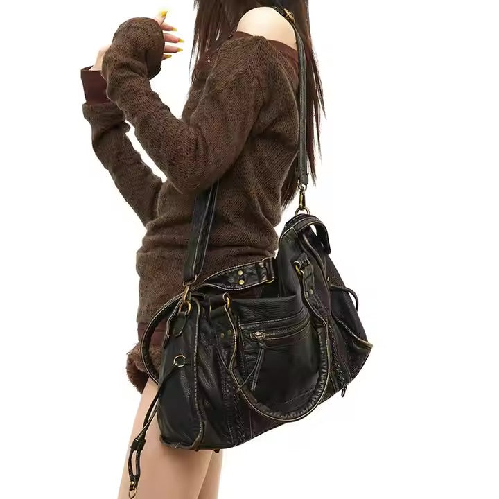 Frau mit schwarzer Vintage-Schultertasche in Streetstyle-Look