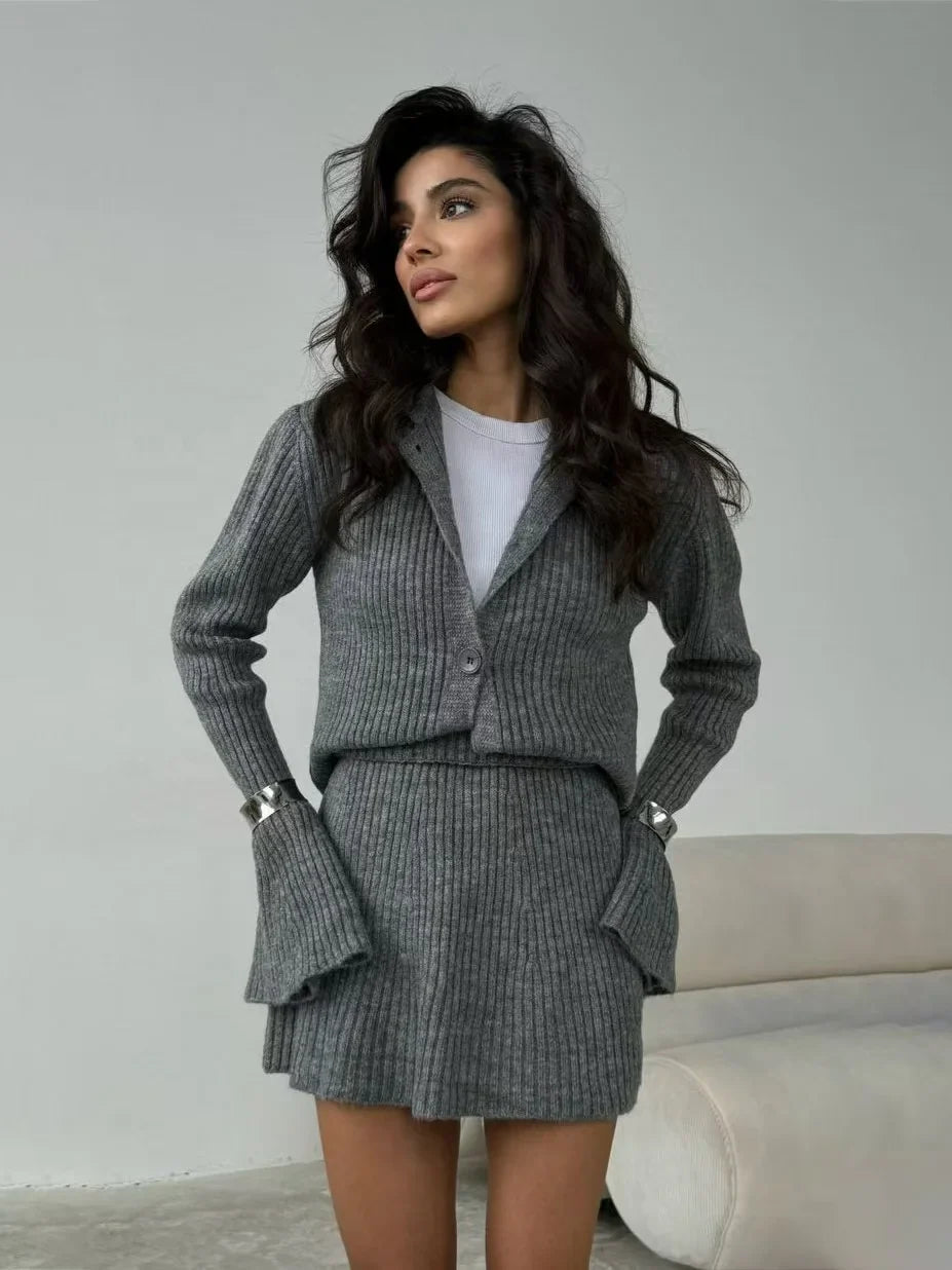 Lorvien Strickset Grau mit Knopfleiste und Rock
