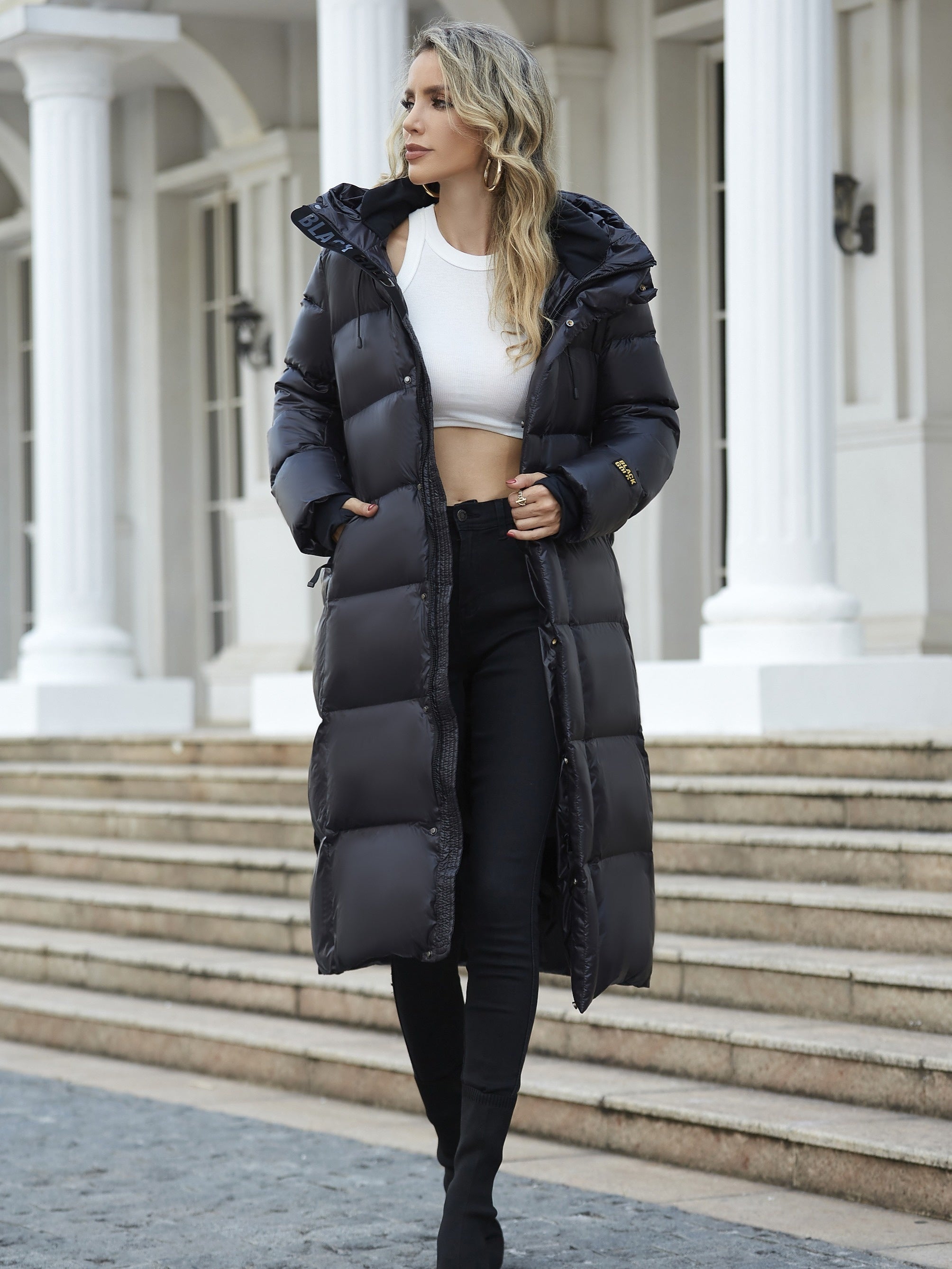 langer schwarzer Damen-Puffer-Mantel mit Kapuze, Vorderansicht