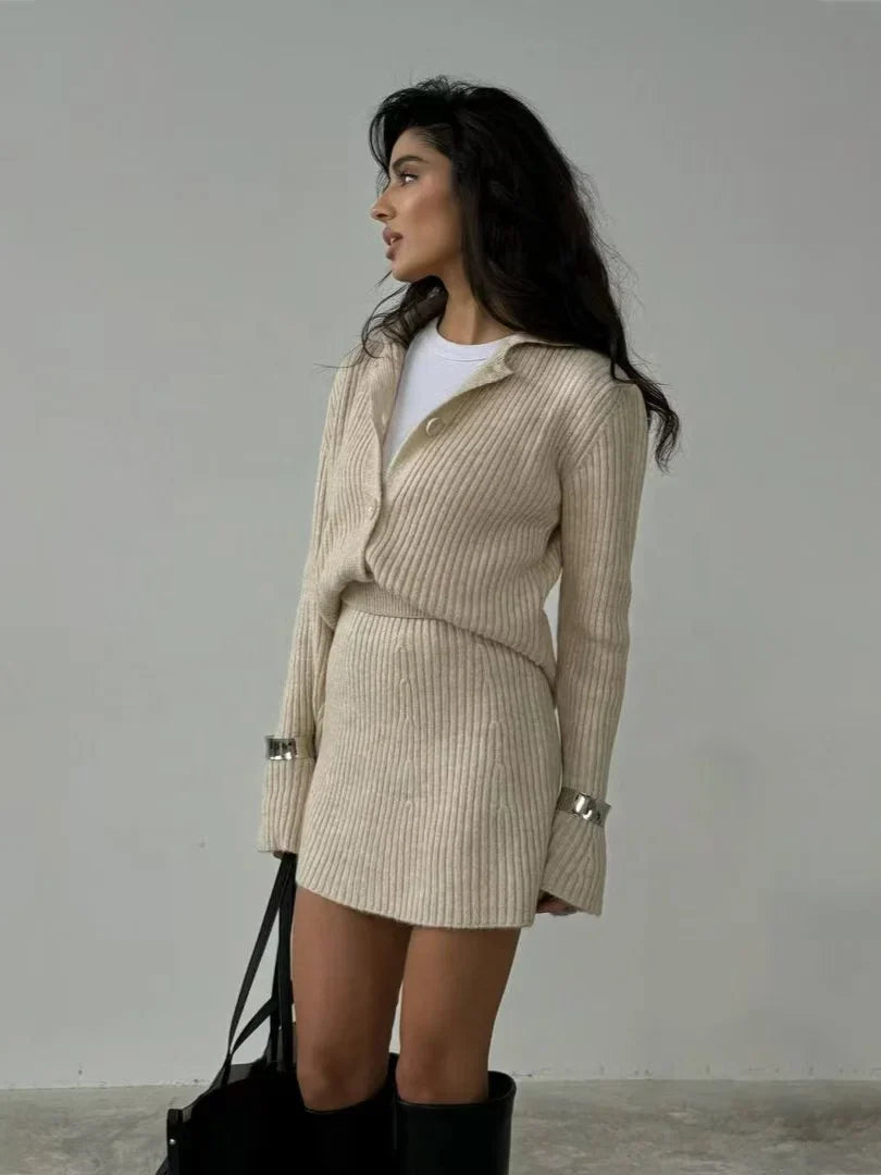 Lorvien Strickset Beige mit Bluse und Minirock
