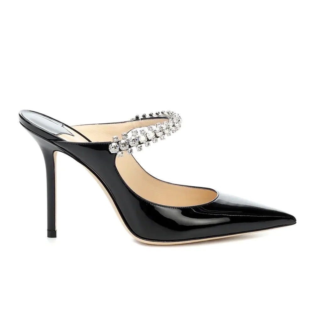 Noirella Heels schwarz aus veganem Lackleder mit Kristallriemchen
