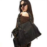 Frau trägt Maverick Bag über der Schulter