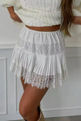 detailaufnahme von spitzenrand an plissiertem damenrock