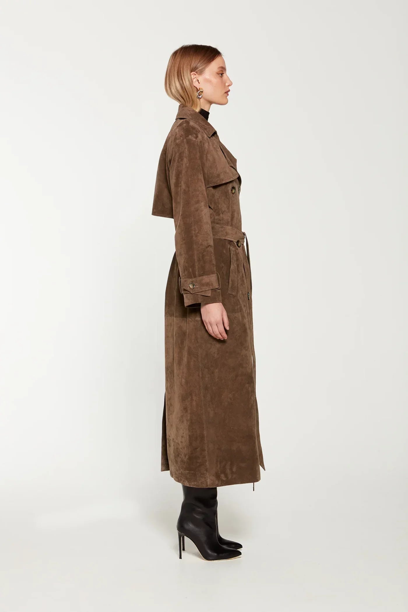 Brauner Damen-Trenchcoat in Veloursleder-Optik von vorne