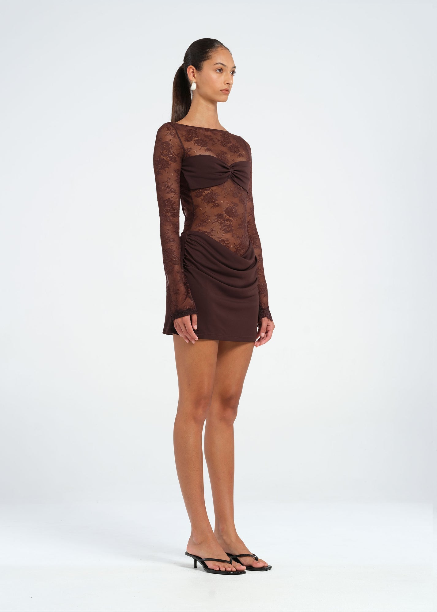 Noctyra Lace Dress | Mini-Kleid aus Spitze mit Offenem Rücken & Langen Ärmeln