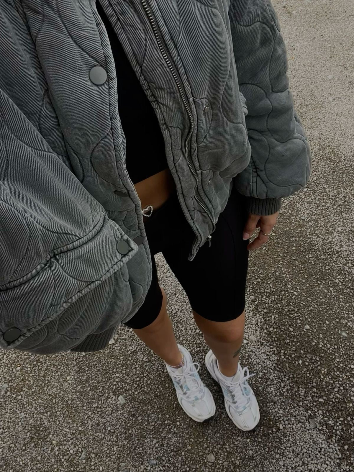 Seitenansicht Lureva Quilted Bomber mit Ballonärmeln

