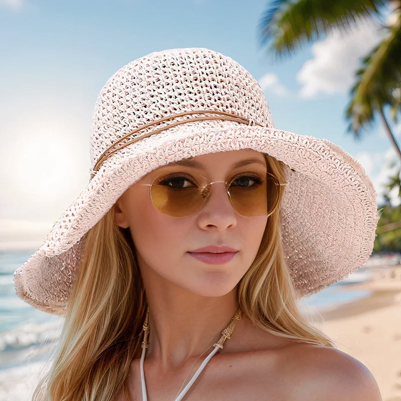 Rosa Avéa Sommerhut von Talaine elegant am Strand getragen