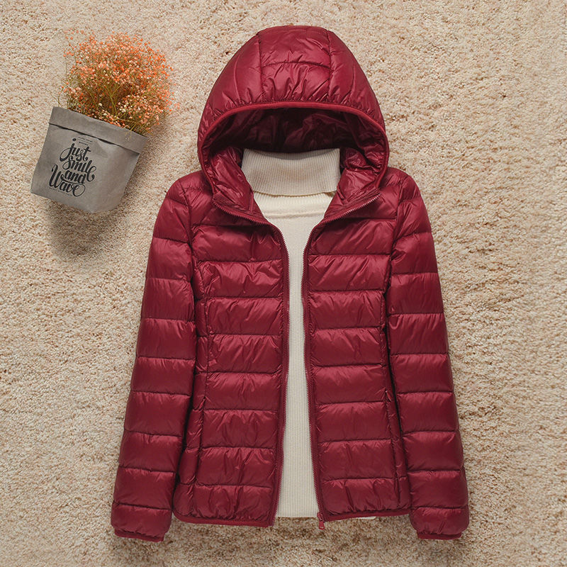 Bordeauxrote Steppjacke mit Kapuze
