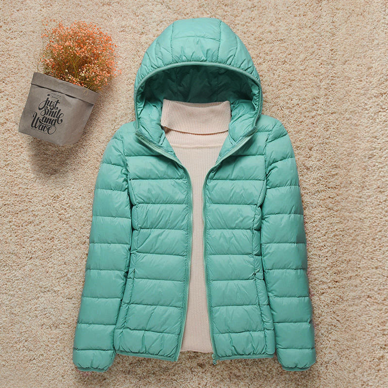 Leichte Damenjacke mit Kapuze in Mintgrün

