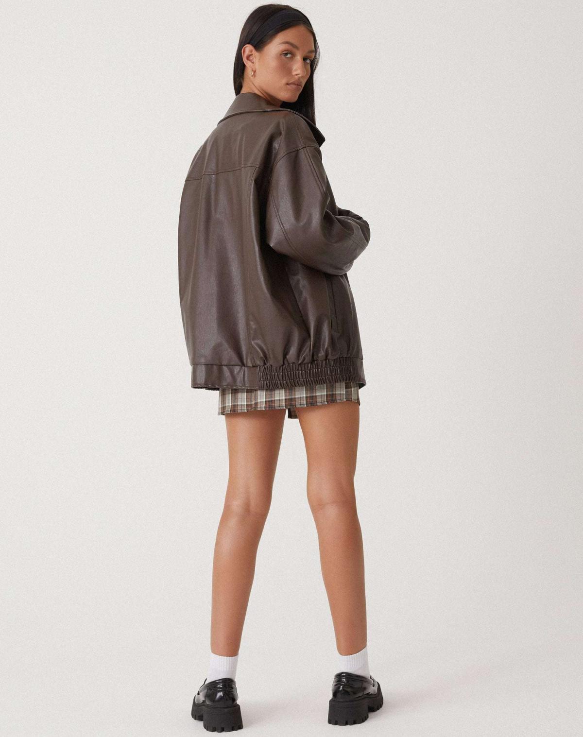 Nahaufnahme der braunen oversized Lederjacke mit Taschen und großem Kragen