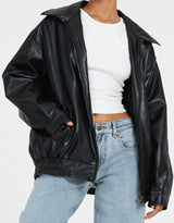 schwarze oversized Lederjacke mit elastischem Bund, kombiniert mit weitem Jeansschnitt