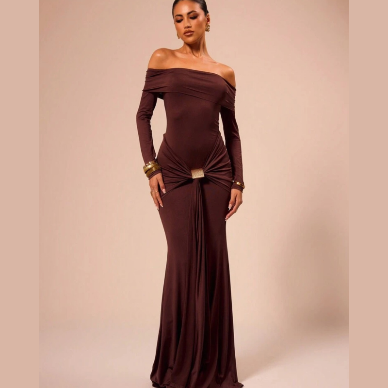 Majestic Allure Off-Shoulder Maxi Kleid in Schokobraun – Frontansicht
