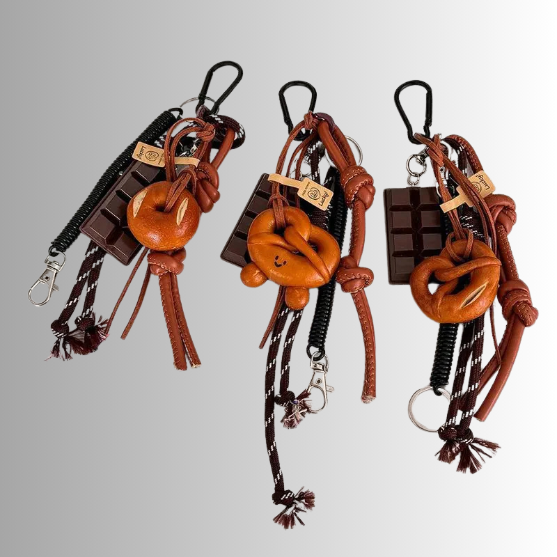 ChocoTwist Charm Taschenanhänger Schoko-Brezel-Design