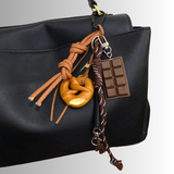 ChocoTwist Charm an Tasche befestigt
