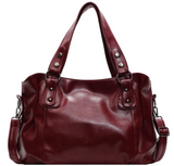 Rote Velmira Vintage Schultertasche von Talaine als Statement