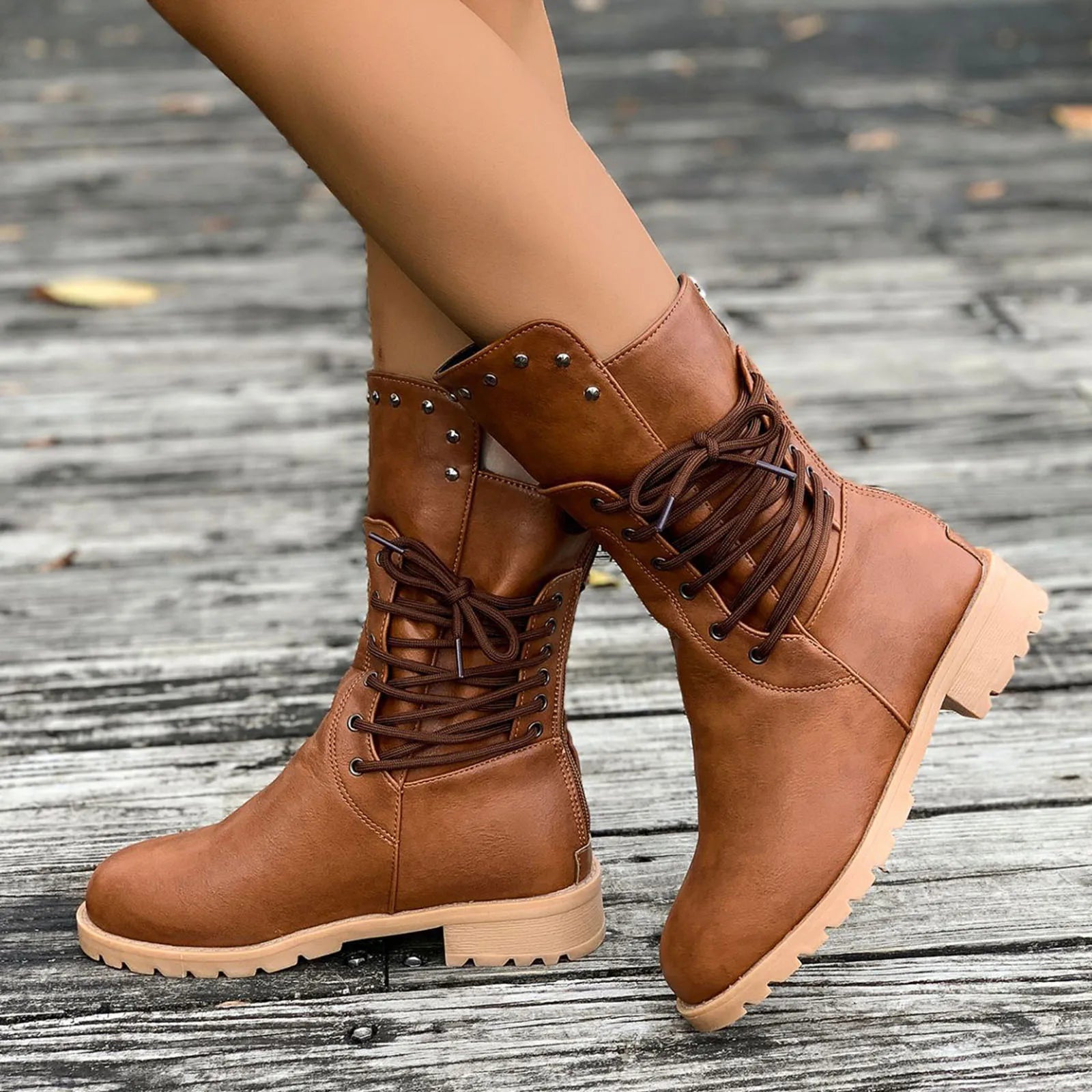 Cognacfarbene Schnürstiefel mit Nieten und Profilsohle für Damen

