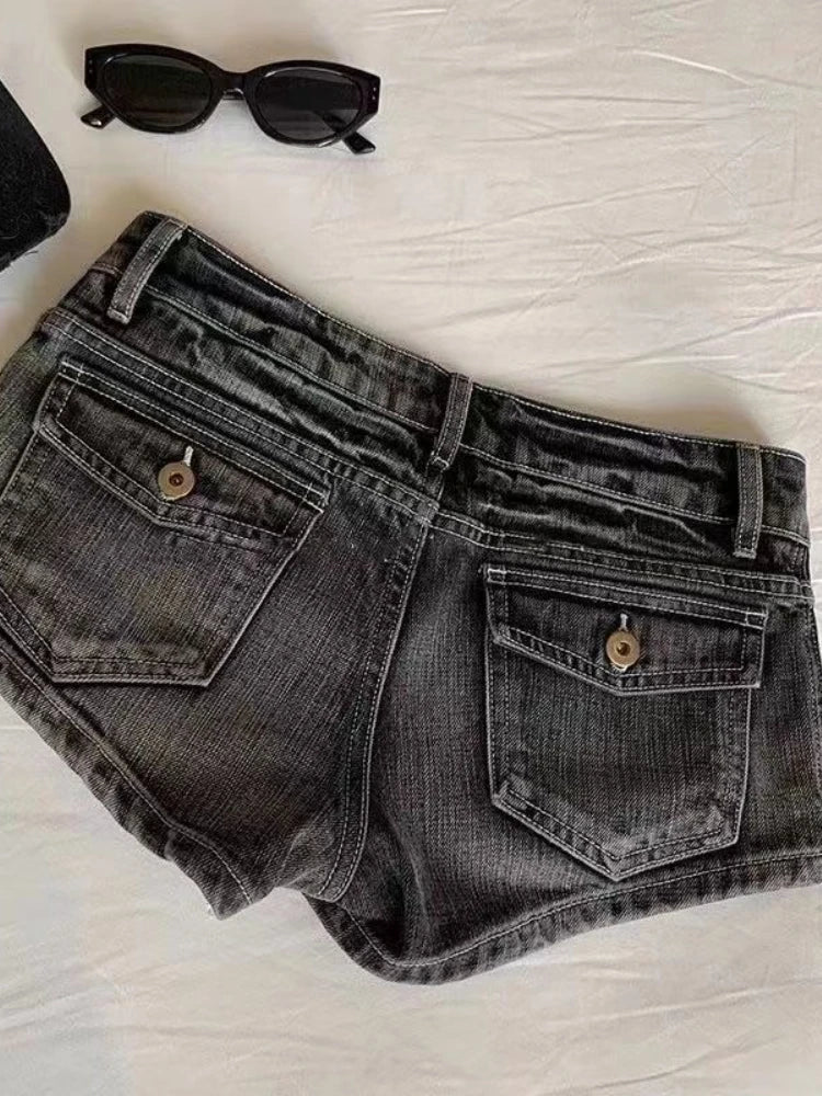 Denim Shorts Damen Schwarz Y2K mit niedriger Taille und Used-Look – Noira von Talaine, Vorderansicht