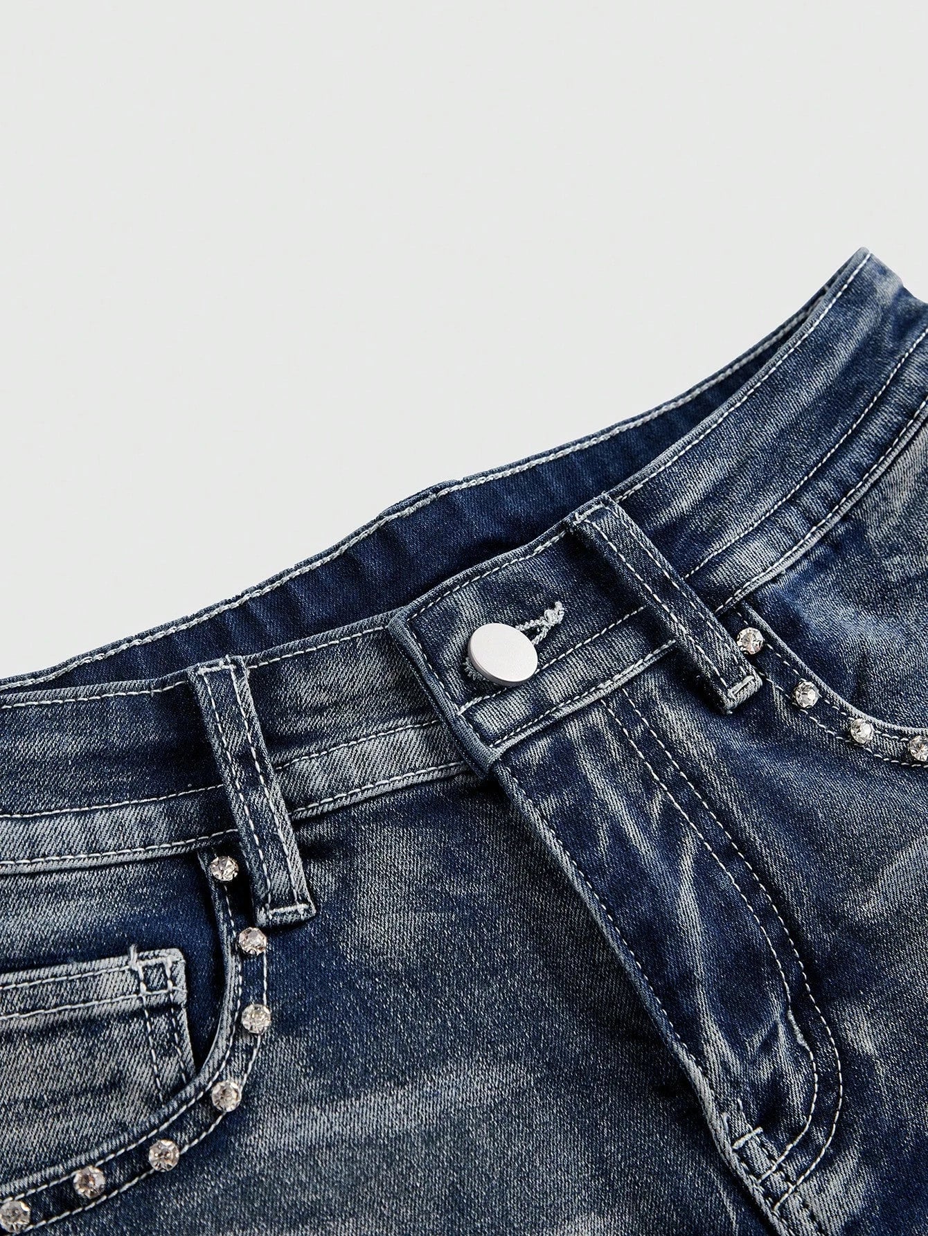 Rivéla Denim-Shorts – Detailaufnahme der Studs an Bund und Vordertaschen