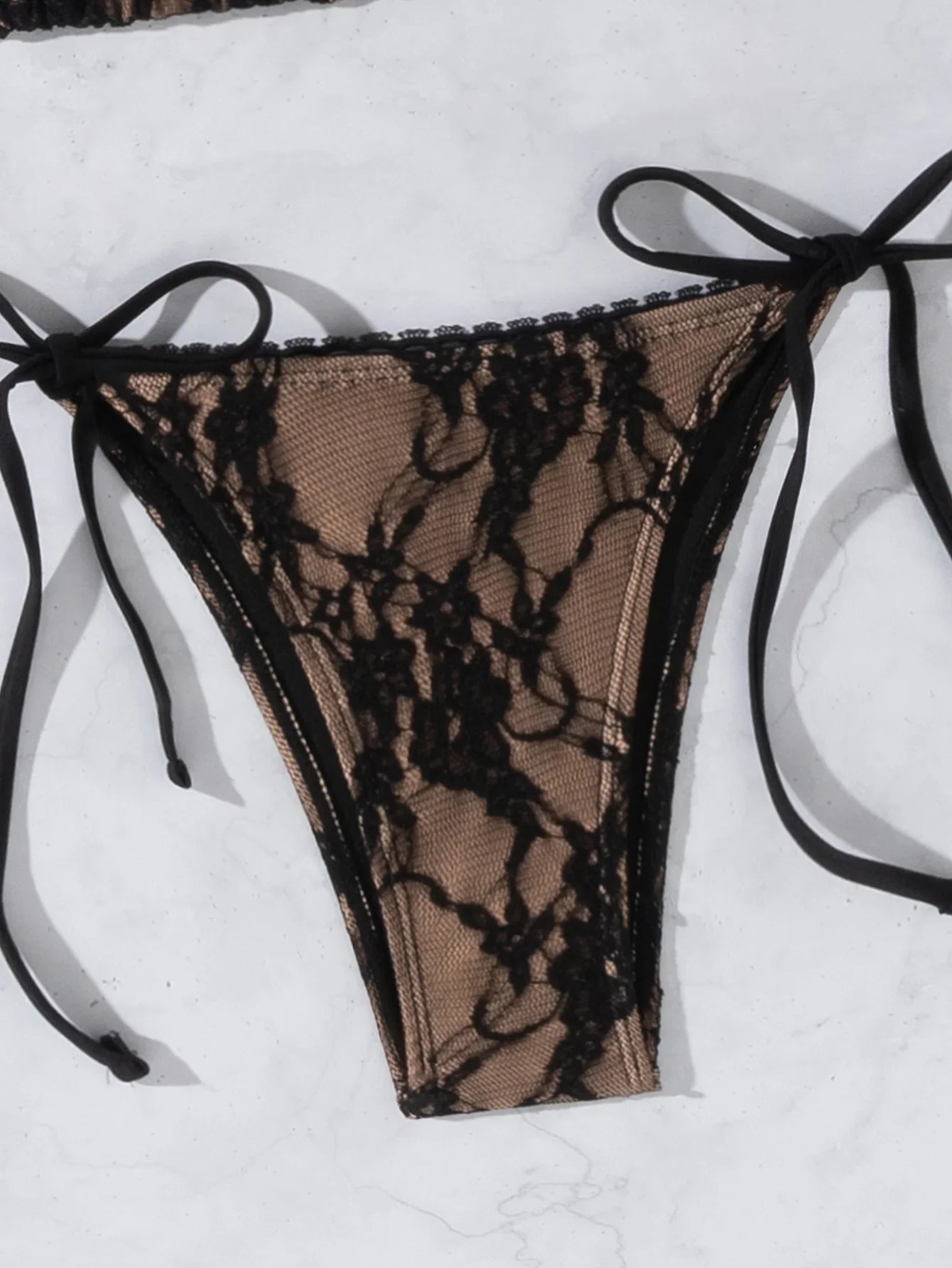 Noiré schwarzer Mesh-Bikini mit Triangel-Top und Bindeverschluss