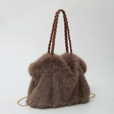 braune fluffy handtasche mit geflochtenen henkeln