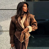 braune vegane shearling jacke mit taillengürtel für damen