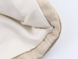 Velmira Kurzjacke Beige – Detailaufnahme der goldenen Knöpfe und Riegel-Verschlüsse