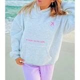 Detailansicht Rückseite grauer Hoodie mit buntem Print
