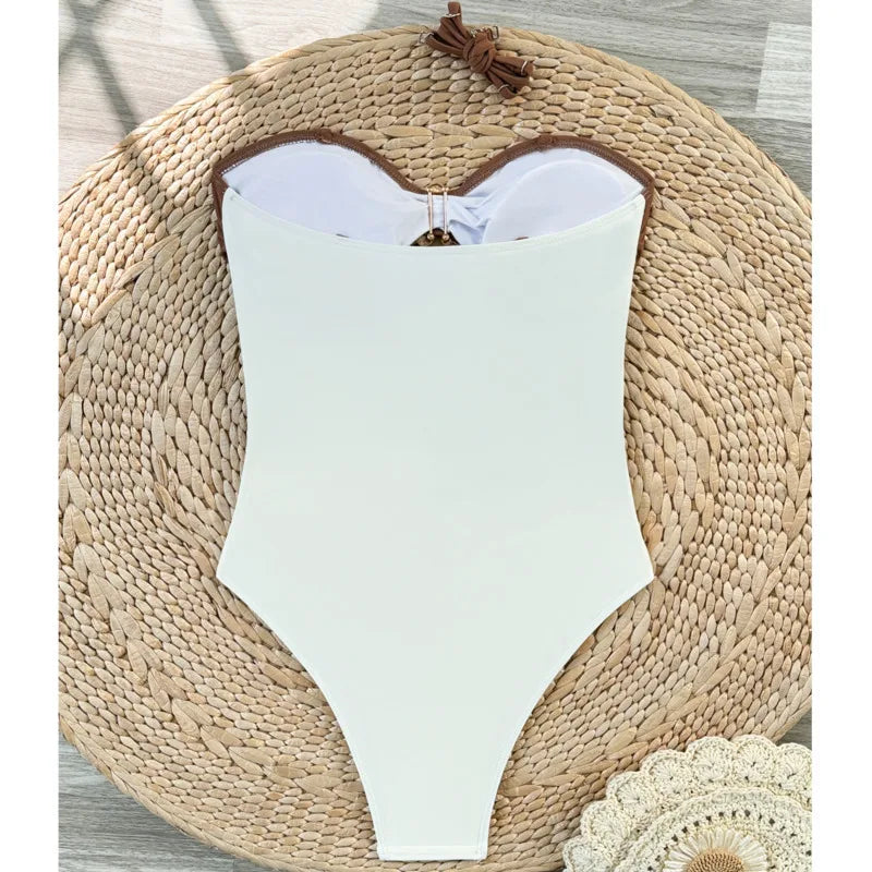 Badeanzug Damen mit Blumen-Akzenten – Fioretta von Talaine, Sommerstyle am Pool