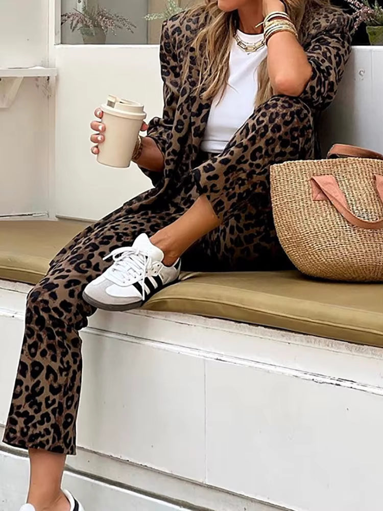 model trägt blaues leopard set blazer und hose damen mit sneakern