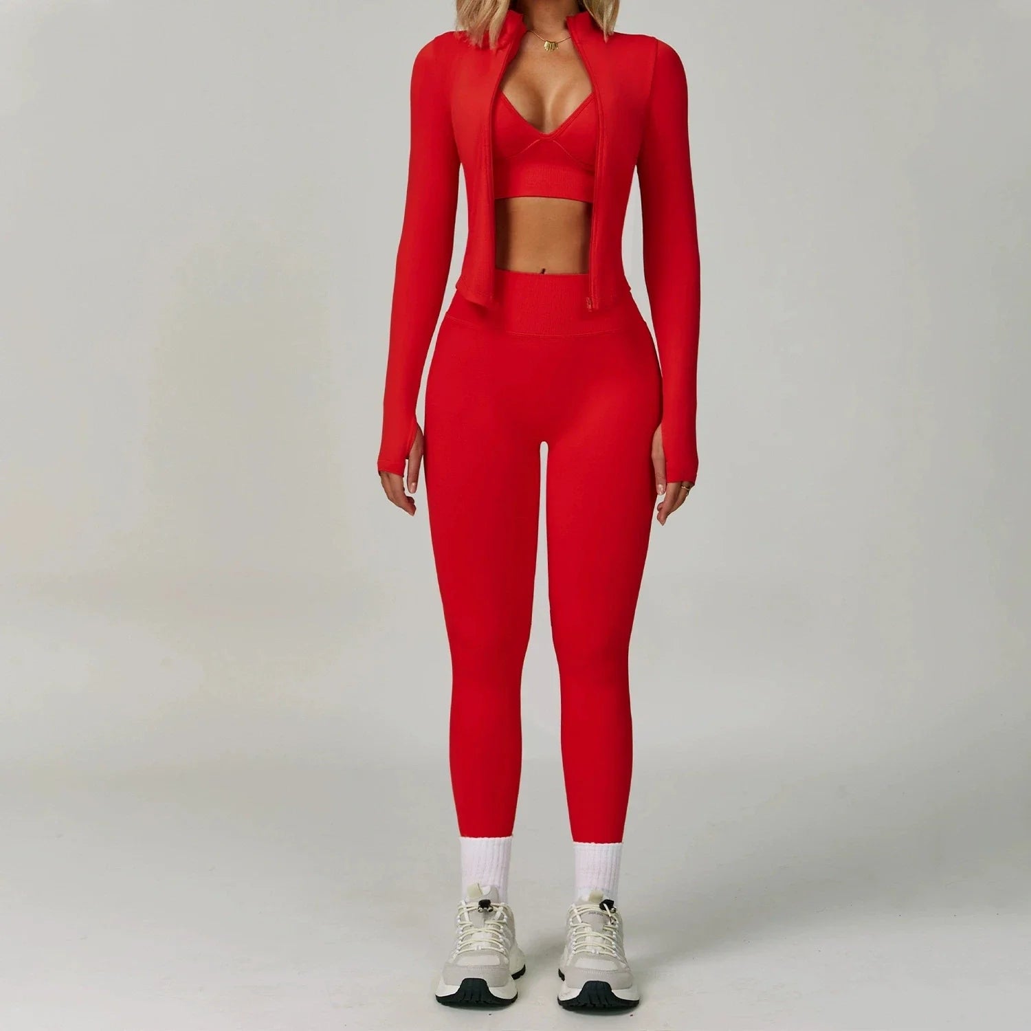 rote sportset damen mit leggings sport bh und jacke studioaufnahme
