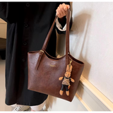 Frau mit brauner Rustic Edge Tasche aus veganem Leder