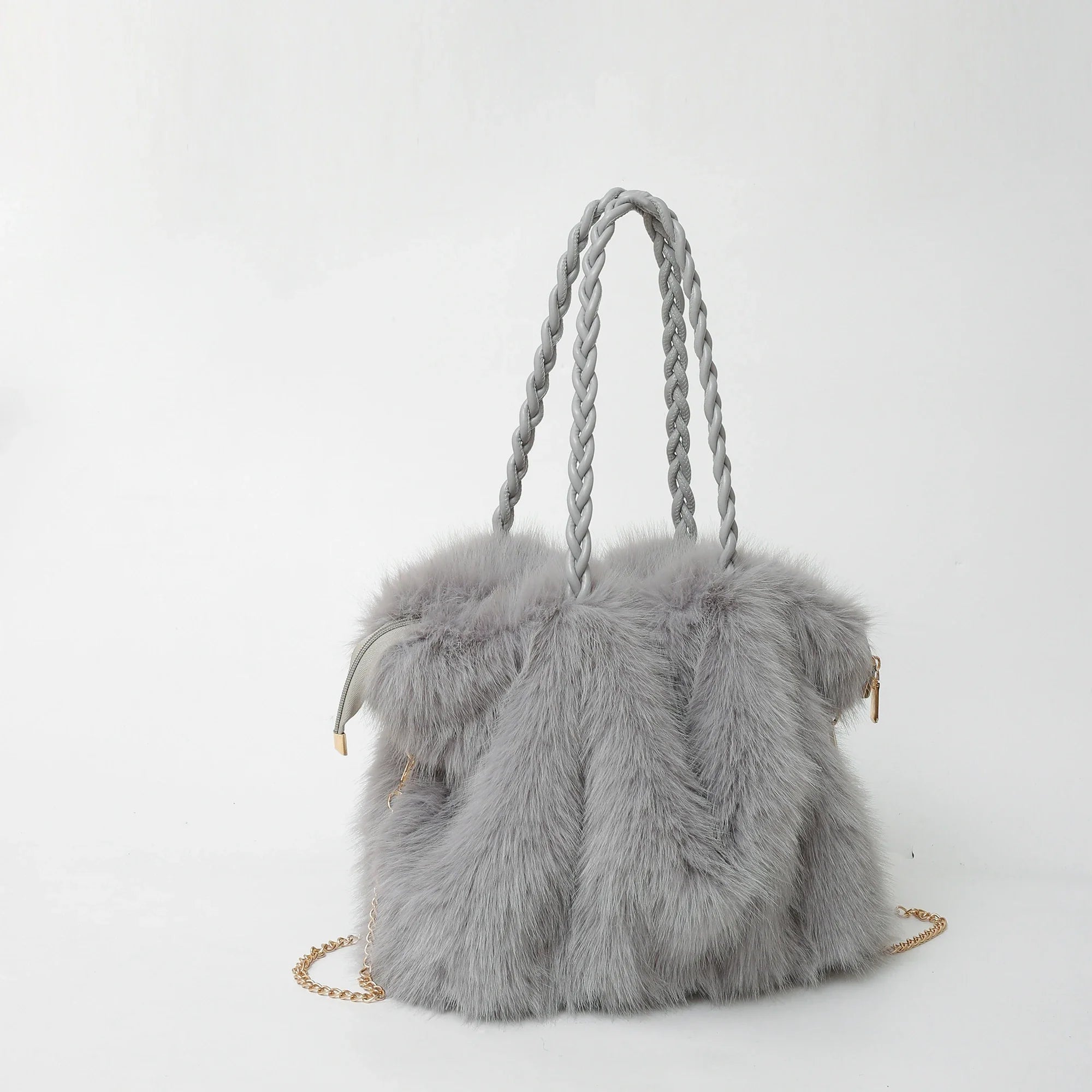 graue teddy handtasche mit weicher struktur und kettenriemen
