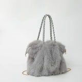 graue teddy handtasche mit weicher struktur und kettenriemen