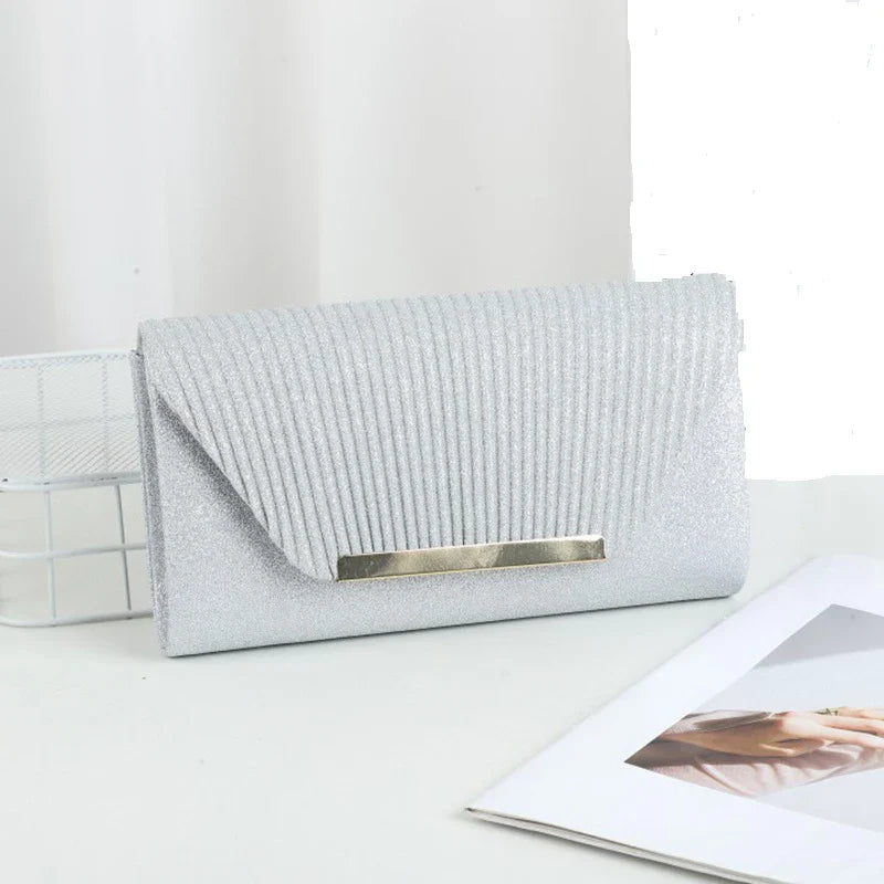 Glitzer-Clutch Damen Silber mit Schulterkette – Aurora Charm von Talaine, Seitenansicht
