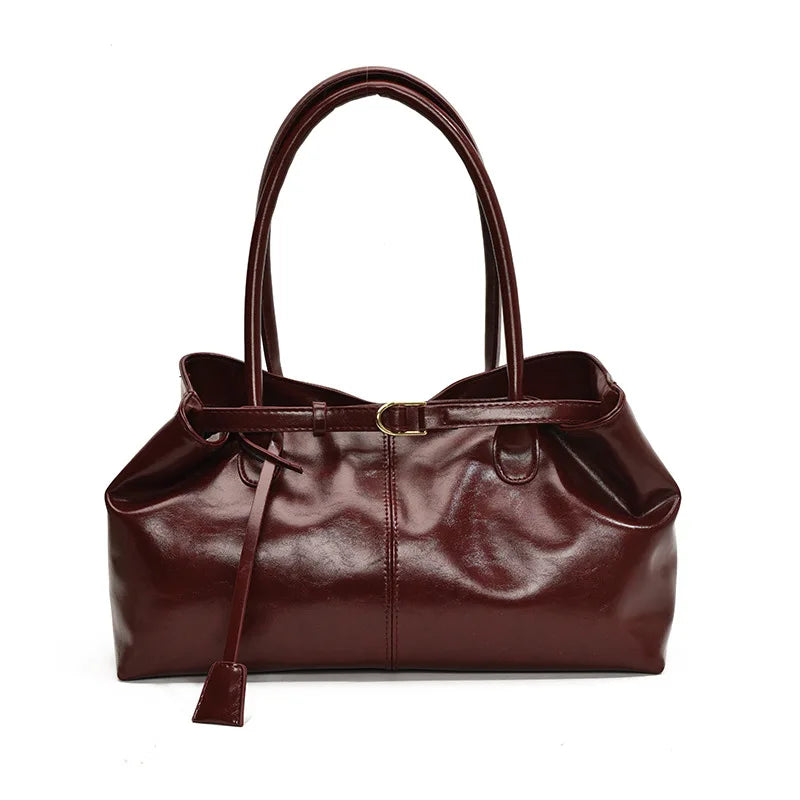 detailaufnahme  weinrotes vegane handtasche damen mit glatter oberfläche und schnalle