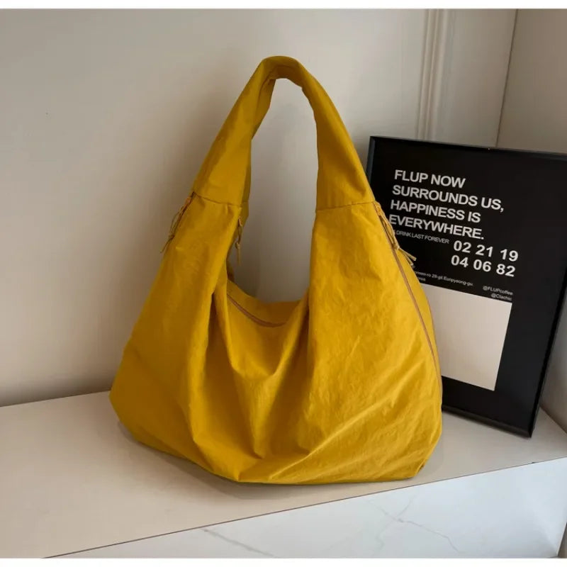 Gelbe Aether Tote Schultertasche aus Nylon