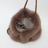 Fiora Fluff Bag | Luxuriöse Fluffy Handtasche mit Geflochtenem Henkel & Kette