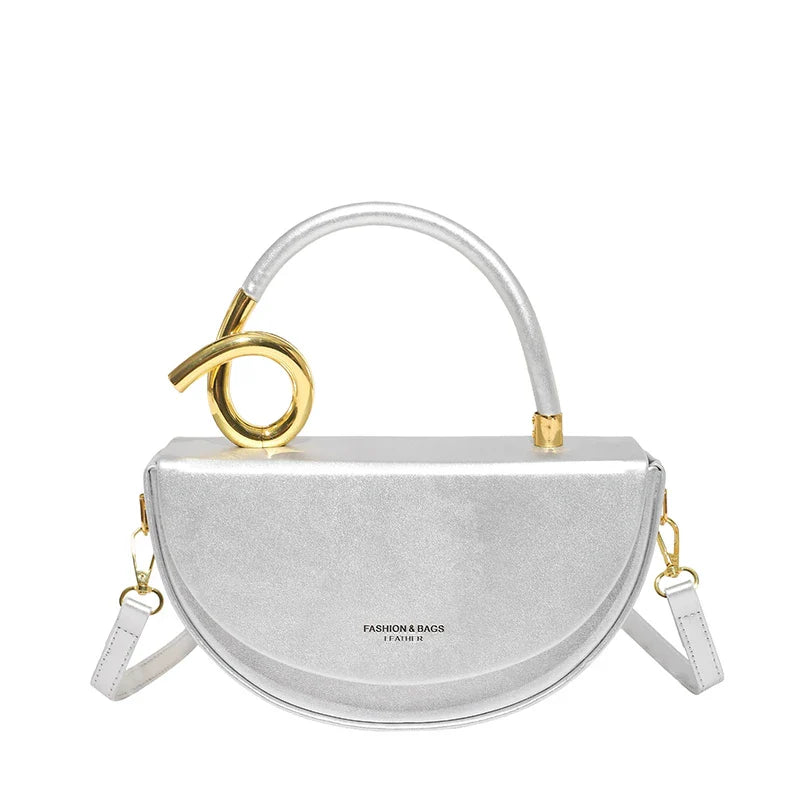 Amara Retro Halbmond Crossbody Bag in Silber mit weißem Riemen
