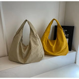 Beige und gelbe Aether Tote zusammen aufgestellt