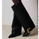 Velmira High Fashion Stiefel Schwarz mit Goldschnalle

